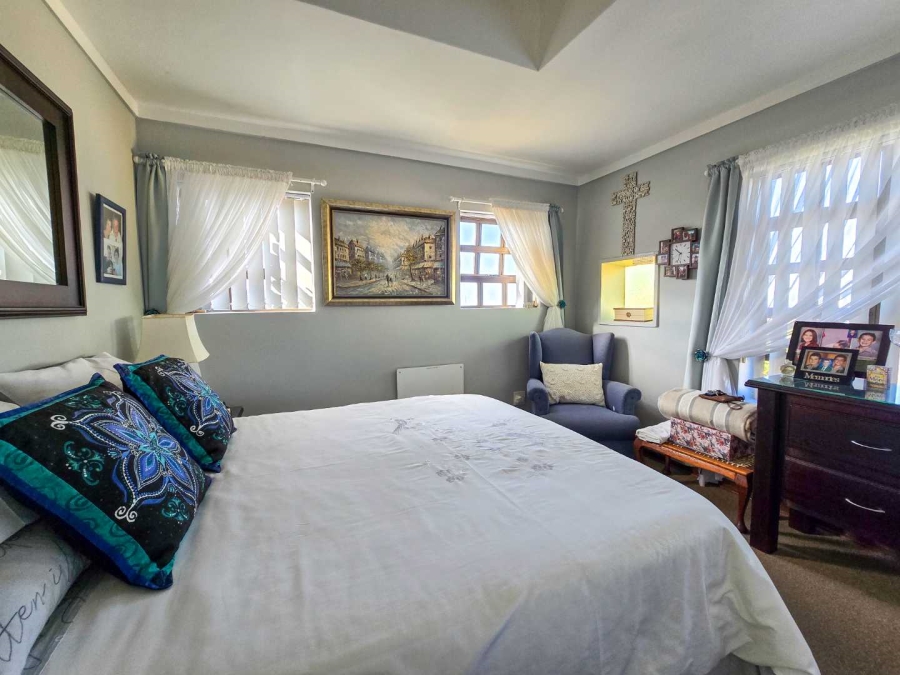 5 Bedroom Property for Sale in Stilbaai Wes Western Cape